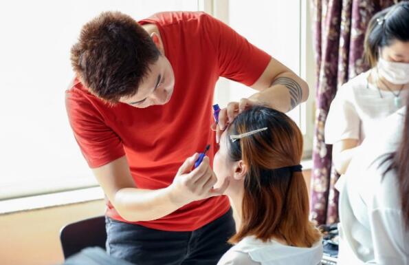 男生可以学化妆吗,发展前景怎么样_深圳化妆培训学校 男生可以学化妆吗,发展前景怎么样_深圳化妆培训学校